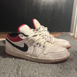 Nike Air Jordan low - Nike air jordan low  Lite smutsiga nu, men tvättar innan jag skickar