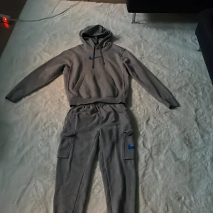 Nike sett gråa storlek på XS på både byxa och hoodin  - Kläderna är knappt använda fläckfri säljer i set alltså byxorna och hoodin tillsammans 