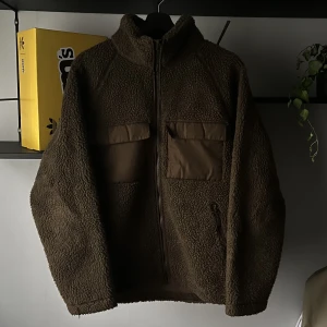 Fleecejacka  - Jackan är använd ett fåtal gånger och det finns inga tecken på slitage. Meddela vid frågor eller intresse !