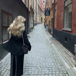 Svart satinklänning från Zara - Så fin svart satinklänning med en liten rynkning/ruche vid midjan köpt från Zara förra året för 399 kr 🖤i storlek S, endast använd ett fåtal gånger så är i fint skick, säljer för att den inte kommer till användning 💘