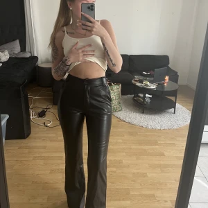 Skinnbyxor 🖤 - Väldigt snygga kostymliknande skinnbyxor. Lite småa skulle jag säga i storleken, men annars väldigt sköna🖤endast prövade och taggen kvar! Nypris 649:-