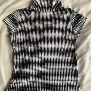 Mönstrad turtle neck - Så cool mönstrad turtle neck som jag köpt i Spanien! Jag brukar vika ned turtle necken💞 Ganska stretchigt tyg!