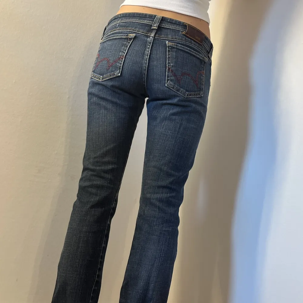 Säljer dessa jättesnygga lågmidjade straight jeans❣️  Innerbenslängden är 80cm. Jeansen passar en XS-S. Skriv om du har mer frågor eller vill ha mer bilder 💓. Jeans & Byxor.