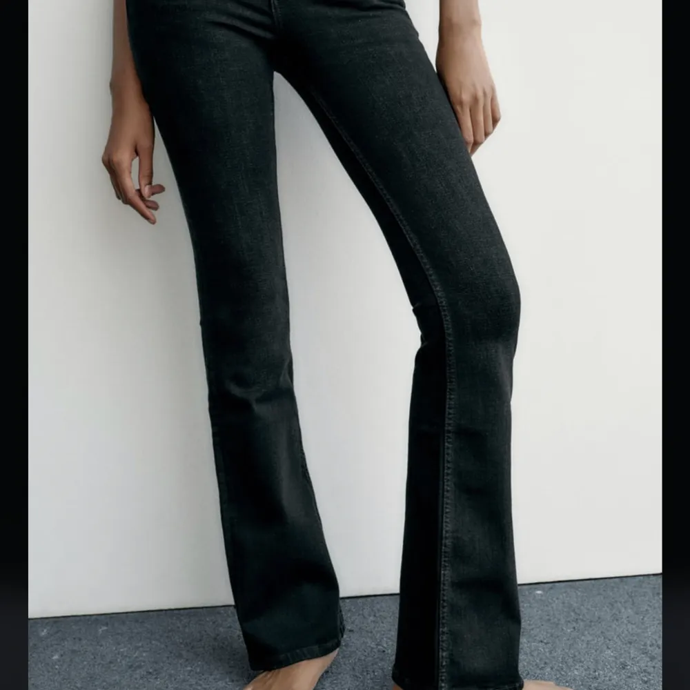 säljer dessa jeans från zara då dom ej använda men de är verkligen inge fel på dom💕. Jeans & Byxor.
