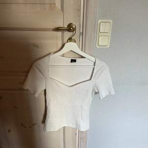 Vit ribbad T-shirt från Gina tricot, storlek M