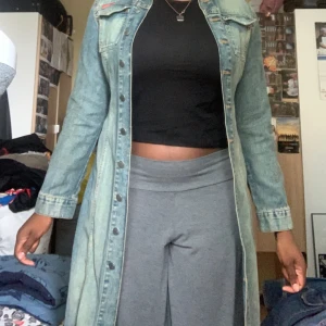 Kappa  - Skit snygg kappa i jeans material älskar färgen de är de bästa med den helt o använd passar inte så bra på mig som är större i längre för referens är jag 184. Jag kör byten!! BARA MEET UP! BARA SWISH ELLER KONTANT 