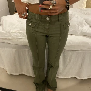 Gröna jeans  - Säljer dessa ur coola eftertraktade jeansen från hm💘endast testade med prislapp kvar! KÖP DIRKET 550kr🙌🏼SÄLJER ÄVEN I 34