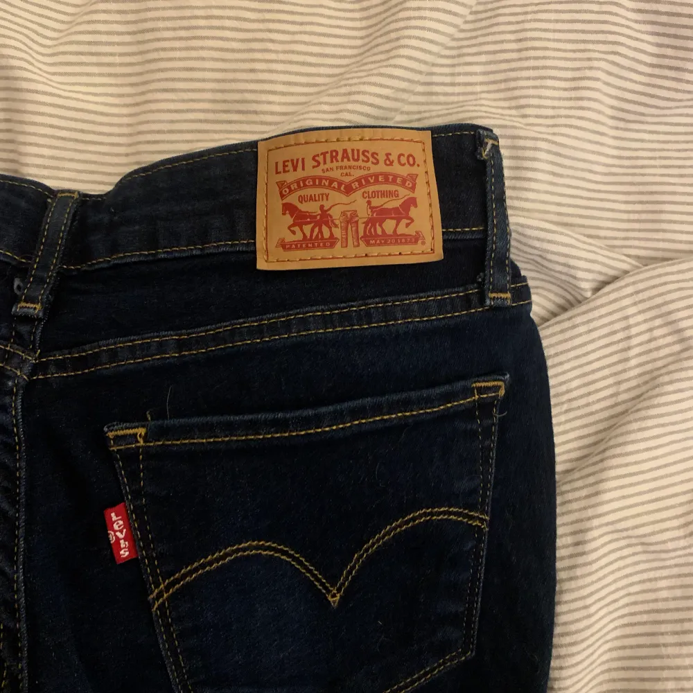 Helt oanvända jeans från Levis i modell 711 storlek 27💗. Jeans & Byxor.