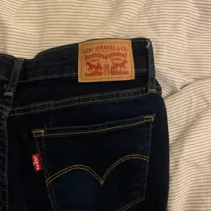 Helt oanvända jeans från Levis i modell 711 storlek 27💗