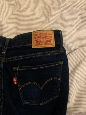 Levis 711 skinny  - Helt oanvända jeans från Levis i modell 711 storlek 27💗