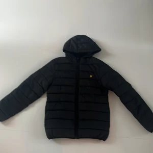 Lyle & Scott jacka - Denna jackan är inte så använd o är i nyskick! Den är super fin!