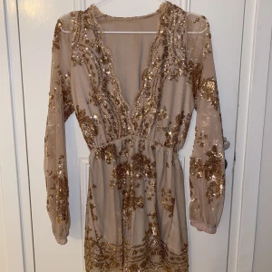 Jumpsuit  - Fin glittrig jumpsuit, använd fåtal gånger inga skador lite liten i storleken 