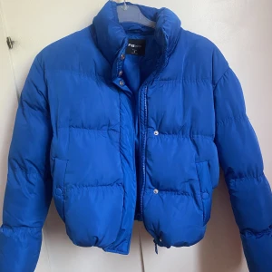 Jacka - Blå jacka från new yorker. Kortare modell till strax under naveln. Använd fåtal gånger. Den är tjock och varm.