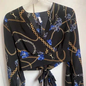 Topp - En fest topp från New yorker. Går att knyta bak och är strax över naveln lång. Slits vid ärmarna.