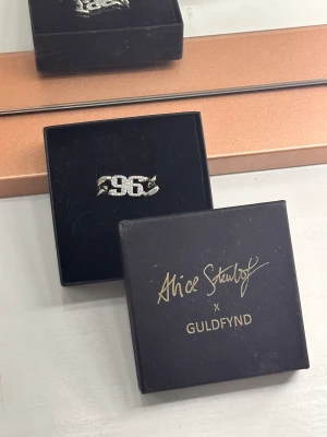 Armband - Ett silver armband från guldfynd när de gjorde en collab med Alice Stenlöf. Aldrig använt armbandet utan bara provat det!! Köpte armbandet för ungefär 600-800kr!! Den är för stor för mig som ni ser på bilden och väljer därför att sälja den!!