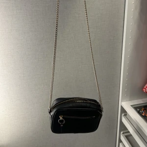 Svart handväska✨ - Svart handväska i bra skick. Åt det mindre hållet men rymmer fof det man behöver ha med sig🙏🏻💕