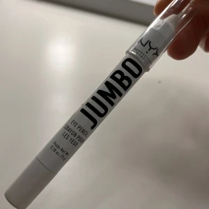 nyx jumbo - nyx jumbo ”highlighter” som jag bara har testat på handen 🩷köptes för 89kr på h&m  
