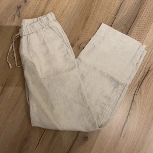 Linnebyxor från Arket  - Slutsålda beiga linnebyxor från Arket i storlek S. Helt oanvända. Säljer pga att dem inte kommer till användning längre. Nypris 590kr säljer för 360kr.  Priset kan diskuteras💗 Fler bilder + frågor privat