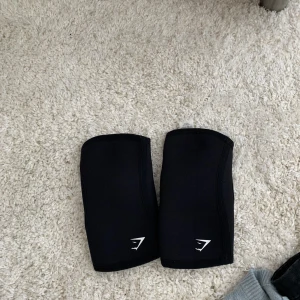 Gymshark knävärmare - Bra när man tränar, för små för mig därför säljer jag dem, använda en gång. Passar S möjligen xs  Fint skick och stretchiga. Köpare står för frakt