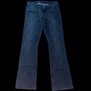 Low waist jeans  - Lågmidjade bootcuts  Strl 38/M/S Midjemått rakt över: 39 Innerbenslängd: 79