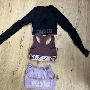 Gymshark toppar - Säljer tre st toppar från gymshark antingen 180kr/st eller 450kr för alla tre super fint skick på alla!💕  *svart, storlek XS *vinröd/brun, storlek XS  *rosa, storlek S