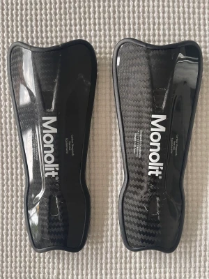 Monolit benskydd - Sonen har slutat spela fotboll och därför säljer vi dessa benskydd som endast har använts en kortare tid. De är i fint skick och fodralet finns kvar. 