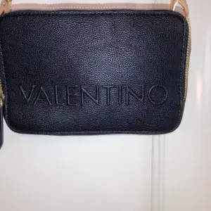 Säljer denna valentino väska för 700 ordinarie pris är 1200 den har ett litet hål i innefaket tveka inte på att skriva om funderingar eller mer bilder. Man får med 2 valentino axelrems band🤍