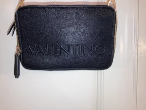 Valentino väska  - Säljer denna valentino väska för 700 ordinarie pris är 1200 den har ett litet hål i innefaket tveka inte på att skriva om funderingar eller mer bilder. Man får med 2 valentino axelrems band🤍