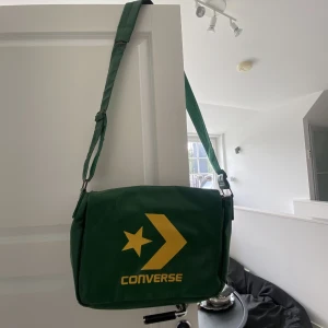 Converseväska  - Grön converseväska. Ganska stor så du får plats me dator och mke annat. 
