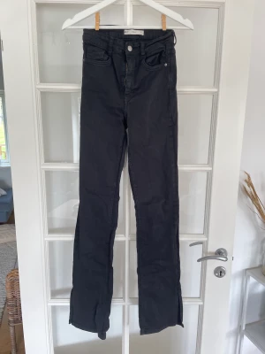 Slit jeans - Svarta jeans med en slit på benet. Bra skick.