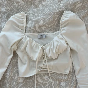 Superfin tröja ifrån NAKD - Säljer denna då den är för stor för mig vid bysten, inga defekter!