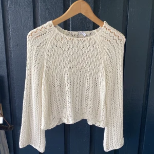 Söt stickad tröja  - Säljer nu men stickade genomskinliga tröja som är sjukt snygg och stilren. Säljer pga fel storlek och har endast provat den. hör av er vid intresse eller frågor och pris går att diskutera!🫶🏻