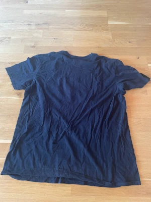 Svart t-shirt med rött tryck - Den här t-shirten är praktiskt taget oanvänd (jag testade den 1 gång) säljer pågrund av att den inte är min stil längre 🫶🏻😘