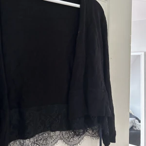 Kofta, Tommy Hilfiger - Säljer denna gulliga koftan med så fina spets detaljer längst ner🥰säljer då den tyvärr inte kommit till användning, är storlek m men skulle nog passa s också🫶🏼är väldigt skönt material och är endast använd 1 gång så är som ny. Pris kan diskuteras❤️