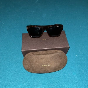 Tom Ford glasögon  - Säljer mina Tom Ford glasögon. Skicket är 9,5/10 använda denna sommaren. Pris 1199kr