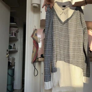 Skjorta med insydd tröja - En cool skjorta med insydd tröja utöver från NewYorker. Älskar denna men har för många skjortor🥲💕 Storlek S men passar definitivt XS och M beroende på hur man vill att den ska sitta. Fråga vad som helst om plagget, en snabb affär uppskattas 🥰