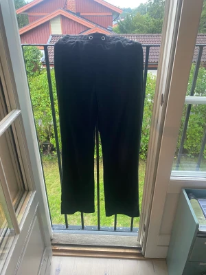 Gina tricot byxor  - Svarta snygga mjukis byxor 