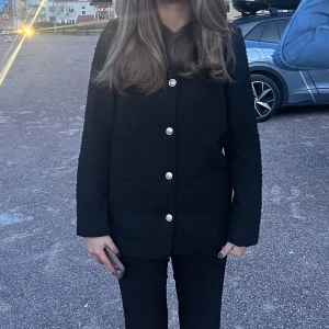 Kavaj - En jätte snygg kavaj från H&M som endast är använd en gång, säljer den pga att jag inte fått något bra tillfälle att använda den!💗💓