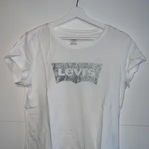T-shirt från Levis med snyggt tryck!🪩