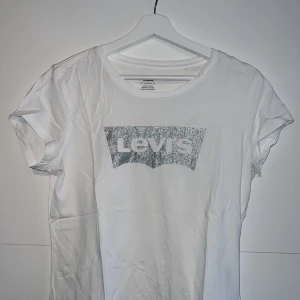 T-shirt - T-shirt från Levis med snyggt tryck!🪩