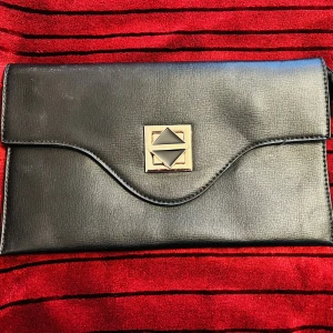 Dam vardag/fest handbag - Superfin och elegant dam vardag/fest handbag.  Väskan är som ny endast använts 1 gång. Utrymme och inre fack finns. 