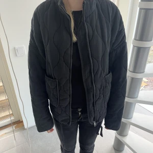 ZARA JACKA - Hej! Jag säljer nu min populära jacka från zara i mörkblå/svart. Den är använd ca 2-3 gånger, men passar inte min stil. Nypris 859kr.❤️ Köparen står för frakt!