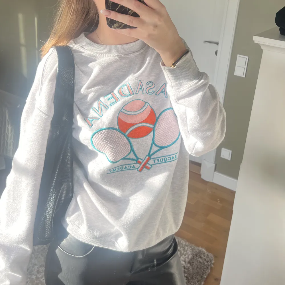 En grå sweatshirt, hyfsat använd där av priset!✨. Tröjor & Koftor.