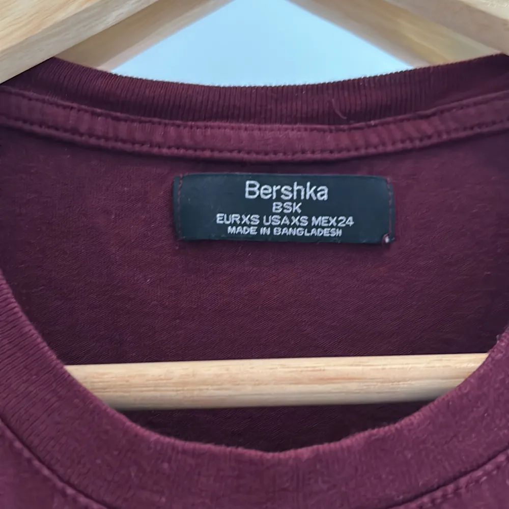 Vinröd t-short från Bershka i storlek xs. Väldigt skön och har ett tryck på en soluppgång med texten ”San Francisco”. T-shirts.
