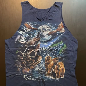  Linne 🌲 - Skogs print linne 🌲🐾Fyndat på beyond retro. Djup i ärmen & baksidan har inget tryck 🌿