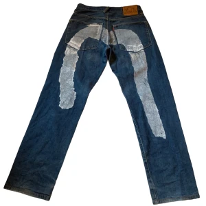 Evisu jeans - Hej säljer nu de evisu jeans för de är för långa de har en baggy pass form bra skick stort vit tryck skriv om ni undrar över något eller är intresserade pris kan disktueras