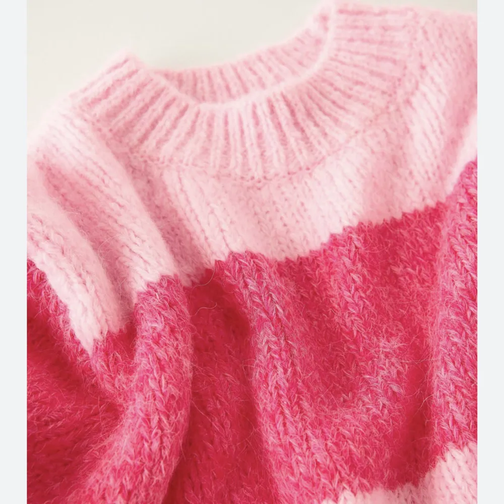 Så fin och mysig rosa stickad tröja från Gina tricot, passar perfekt till höst/vinter💓💓. Stickat.