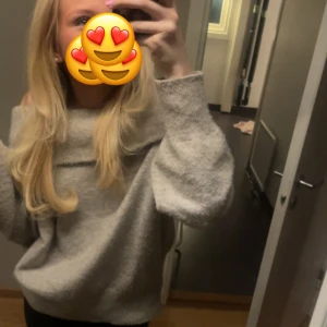 Beige stickad tröja! - Beige stickad tröja från hm! Säljer därav att den inte kommer till användning. Tryck på köp! Ej nopprig eller något!