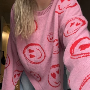Stickad tröja - Söt stickad tröja med smileys från Asos, storlek 44 (jag är oftast storlek 38). Skicka meddelande vid funderingar😊