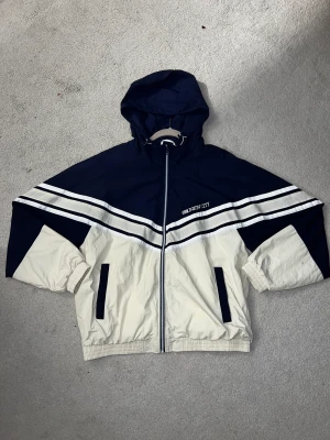 Pull&Bear vindjacka - bra skick, inte mycket använd för att den sitter inte bra på mig